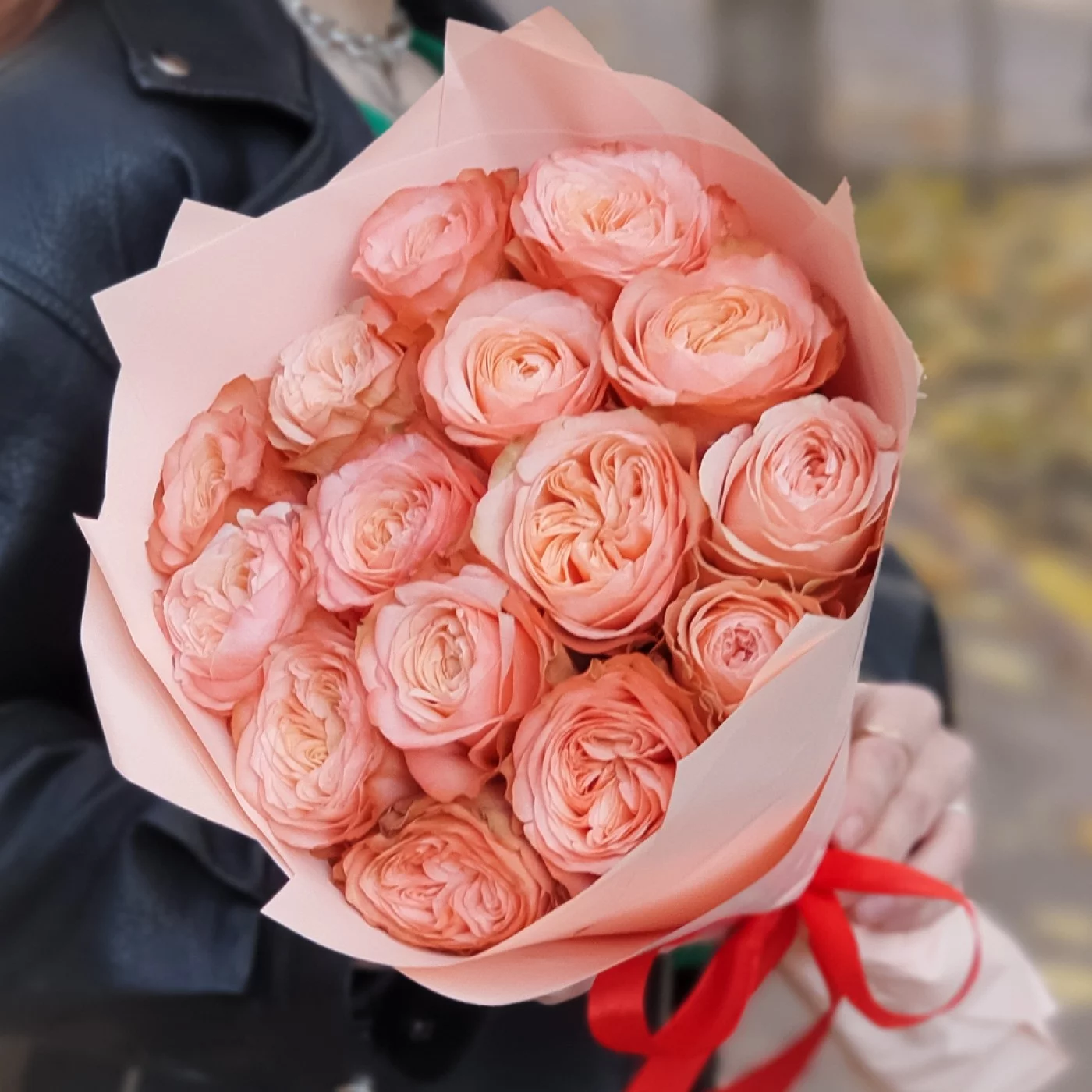 15 пионовидных роз 