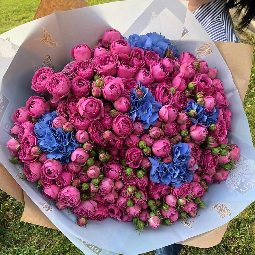 Пионовидные розы с гортензиями  51 шт.